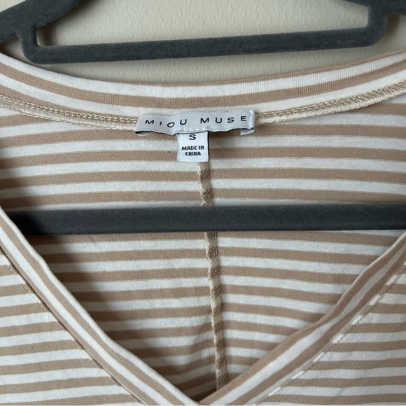 Miou Muse Stripe V-Neck Oversized T-Shirt Top Tan White Women’s Size Small - Picture 4 of 7